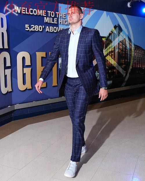 西装暴徒!掘金官媒晒约基奇入场穿搭照:迎接约基奇时刻 西装暴徒!掘金官媒晒约基奇入场穿搭照:迎接约基奇时刻